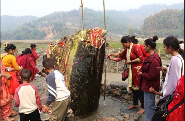 रूखको ठुटोबाट पानी आएको भन्दै स्थानीय चकित