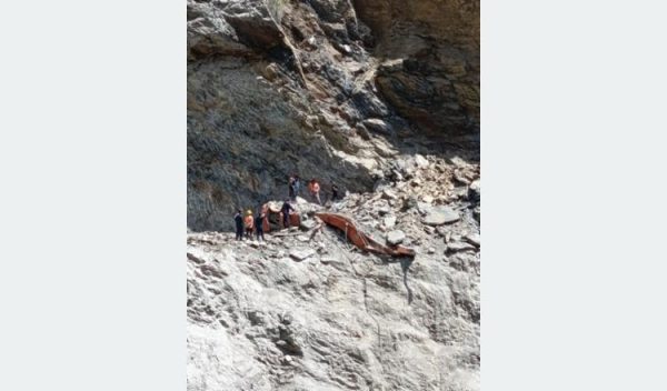 सडक खन्ने क्रममा पहिरोमा पुरिएर एक्साभेटर चालकको मृत्यु