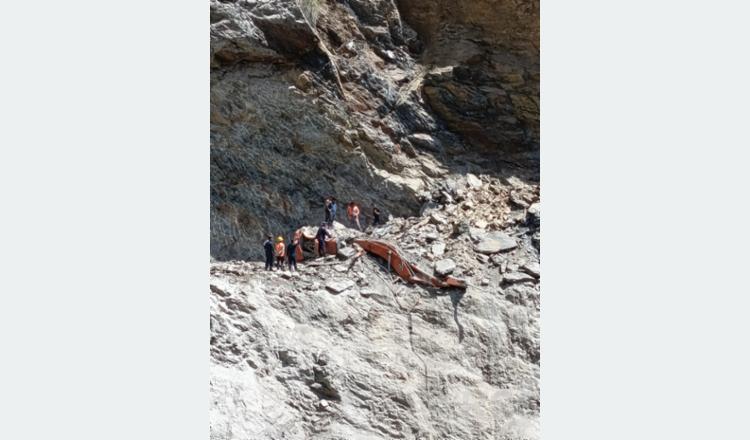 सडक खन्ने क्रममा पहिरोमा पुरिएर एक्साभेटर चालकको मृत्यु
