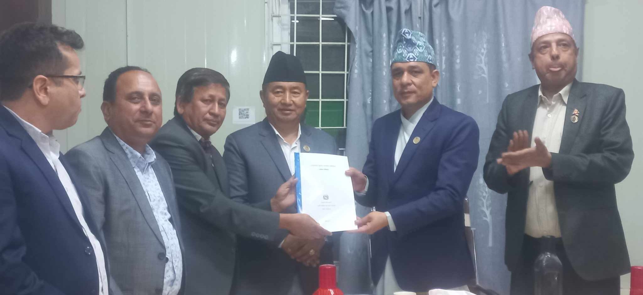 राजस्व सुधारसम्बन्धी प्रतिवेदन बुझ्दै मुख्यमन्त्री लामाले भने – आत्मनिर्भर अर्थतन्त्र आवश्यक