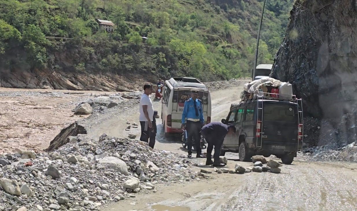 बर्खा नलाग्दै बीपी राजमार्गको यो हालत (तस्वीरहरू)