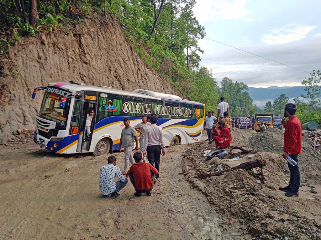 नवलपरासीमा अवरुद्ध पूर्व-पश्चिम राजमार्ग एकतर्फी खुल्यो