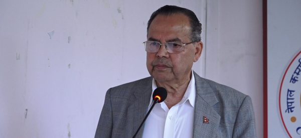 गणतन्त्र केही मुठ्ठिभरका विचौलियाका लागि मात्रै आयो : झलनाथ खनाल