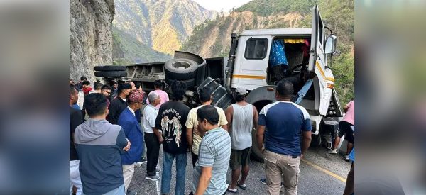 कोइला बोकेको ट्रक पल्टिँदा नारायणघाट-मुग्लिन सडक अवरुद्ध
