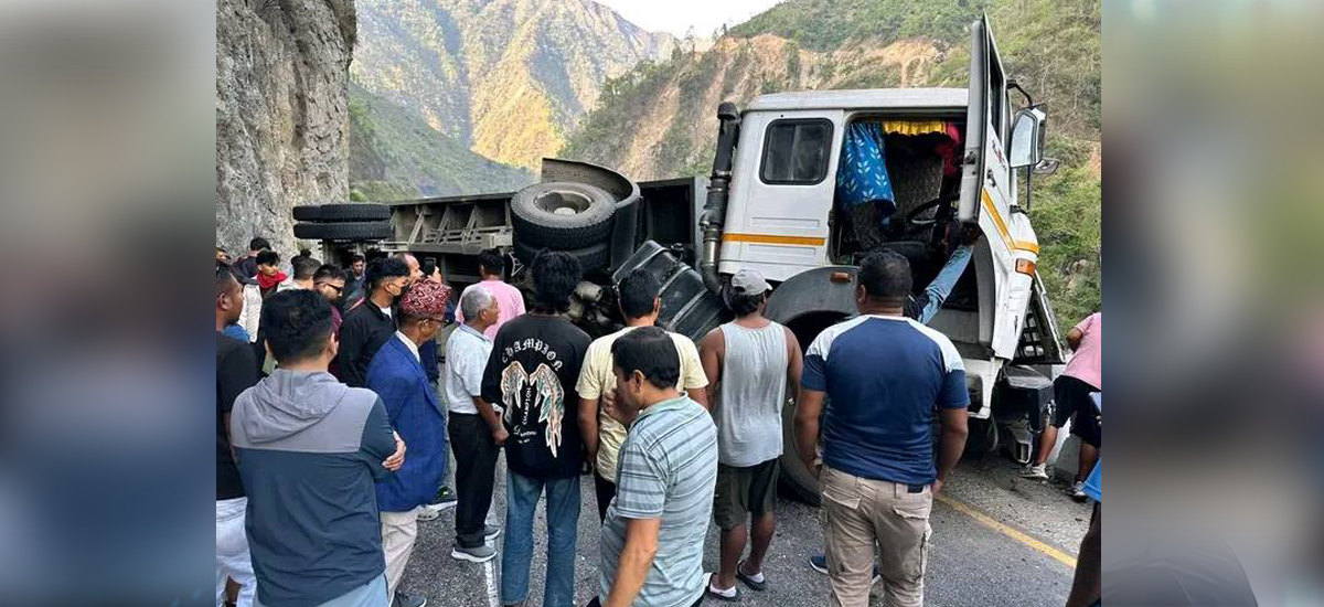 कोइला बोकेको ट्रक पल्टिँदा नारायणघाट-मुग्लिन सडक अवरुद्ध