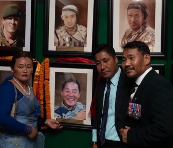 अफगानिस्तानमा शहीद भएका गोर्खा सैनिकका तस्वीर परिवारलाई हस्तान्तरण