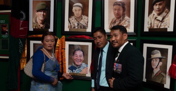 अफगानिस्तानमा शहीद भएका गोर्खा सैनिकका तस्वीर परिवारलाई हस्तान्तरण