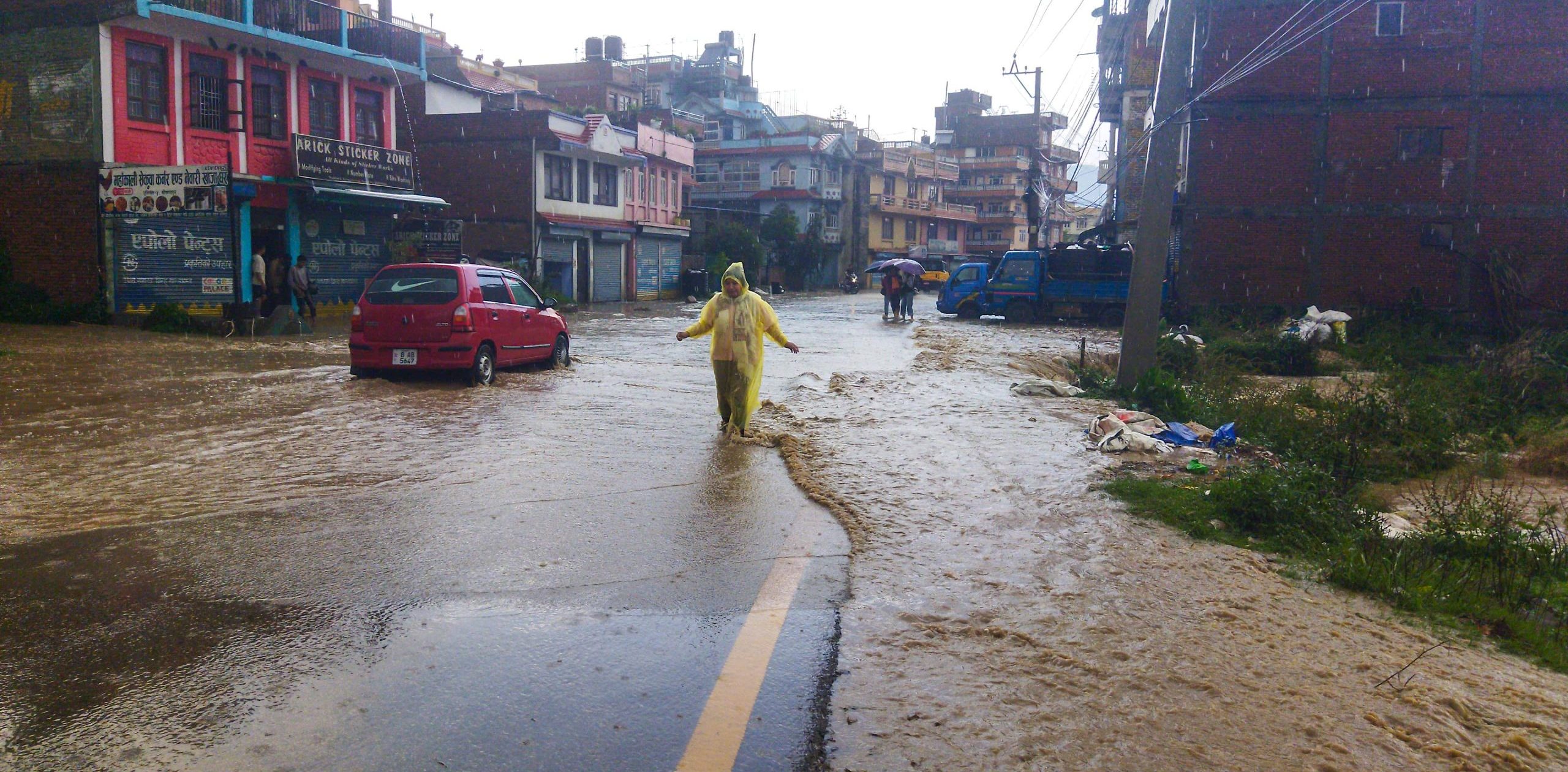 तस्वीरमा वर्षाका कारण जलमग्न पनौती