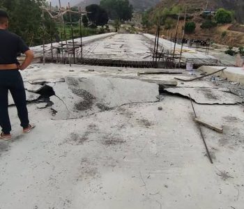 निर्माण गर्दागर्दै भाँचियो तामाकोसीको पक्की पुल