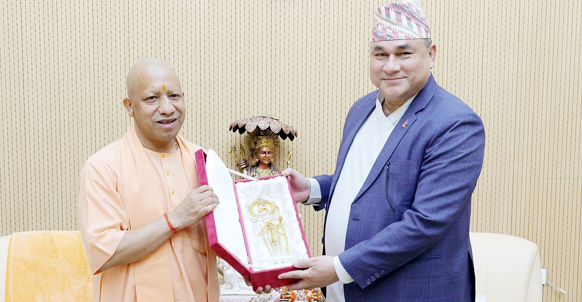 सुदूरपश्चिमका मुख्यमन्त्रीले भेटे योगी आदित्यनाथ