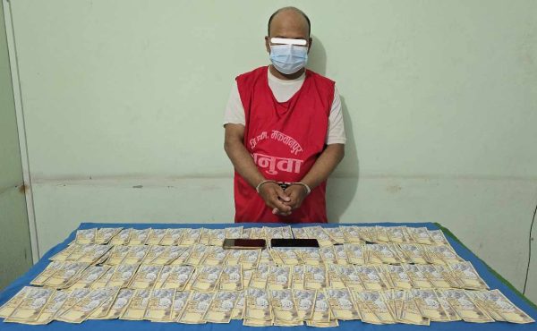 ५ सयको १८६ थान नक्कली नोटसहित एक जना पक्राउ