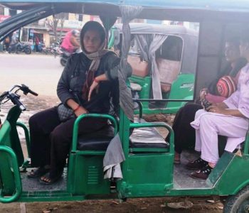 ऋण खोजेर रिक्सा – रिक्सा चलाएर परिवार