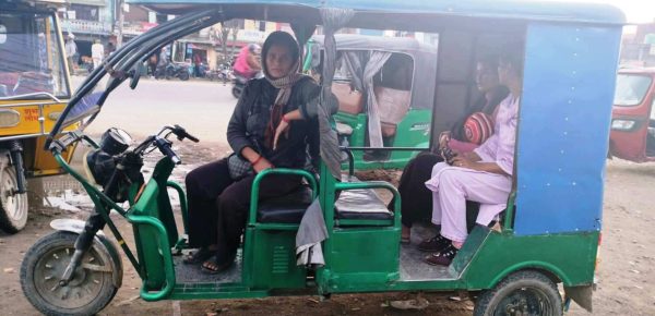 ऋण खोजेर रिक्सा – रिक्सा चलाएर परिवार