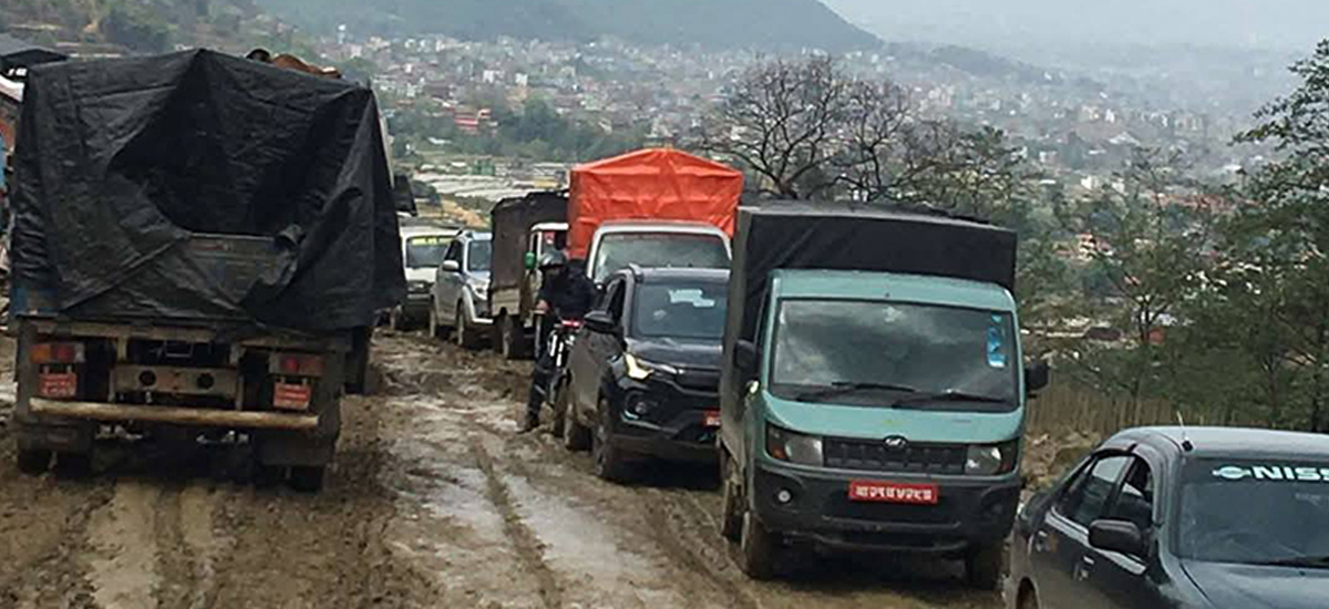 वर्षाले सूर्यविनायक–साँगा सडकमा एकतर्फी सवारी सञ्चालन