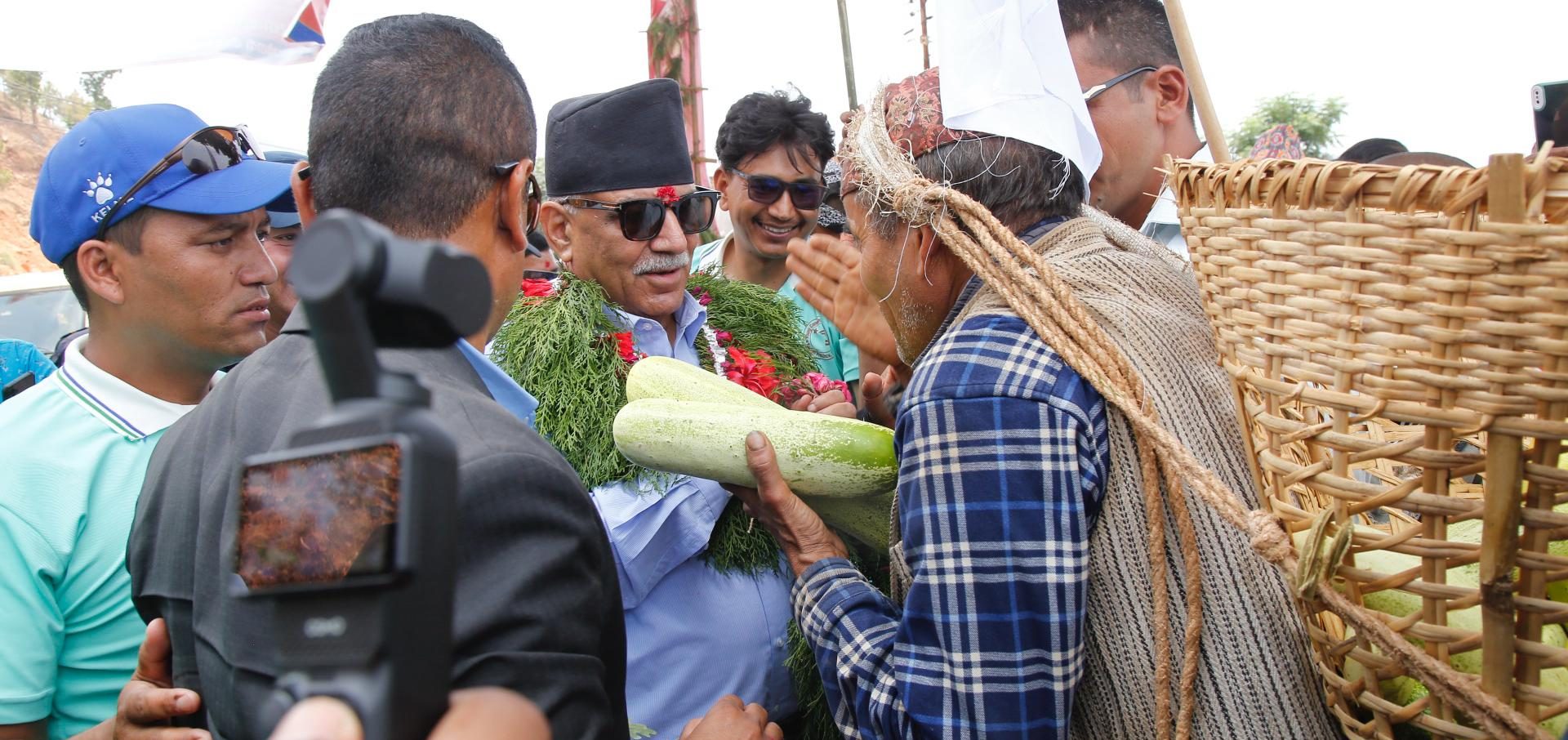 प्रचण्डलाई काँक्रो उपहार