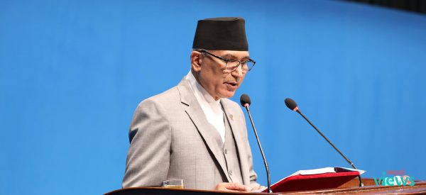 पत्रकार सम्मेलन गर्दै अर्थमन्त्री