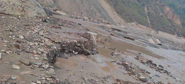 सोमबार रातिदेखि बीपी राजमार्ग अवरुद्ध, खोलाले बगाएर महिला बेपत्ता