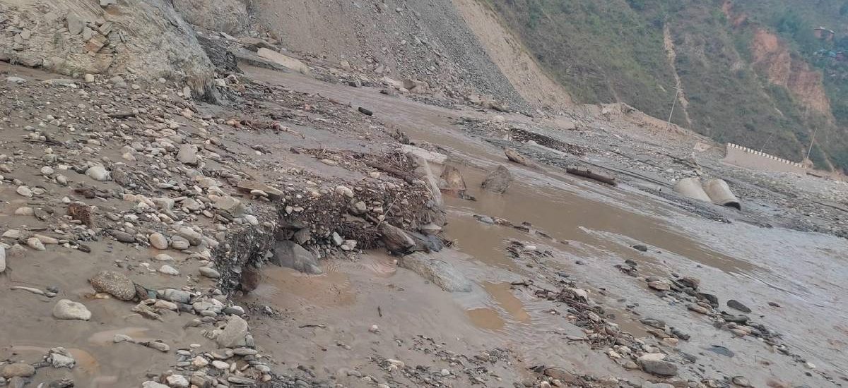 आठ घण्टादेखि बीपी राजमार्ग अवरुद्ध, बेपत्ता महिलाको खोजी गरिँदै
