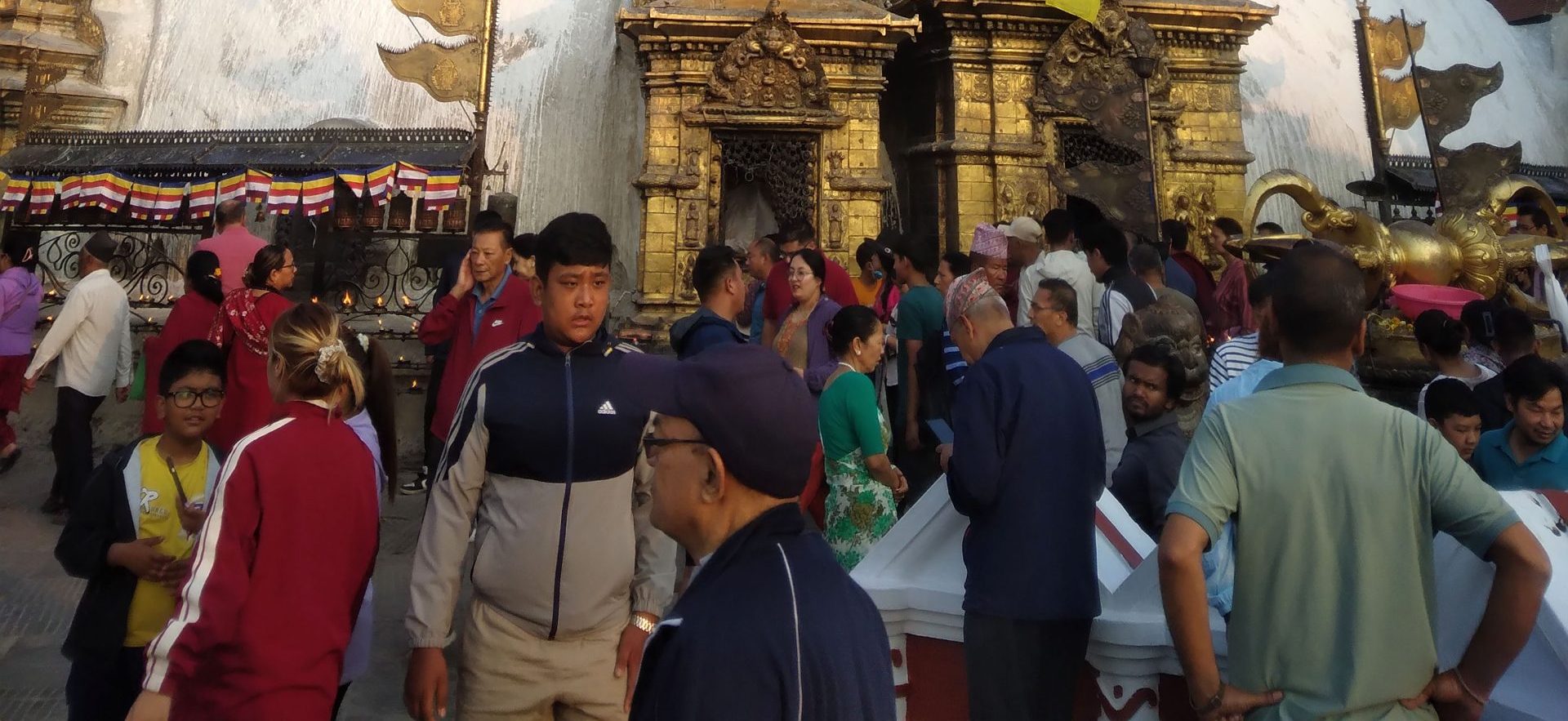 बुद्धको अस्तुधातु दर्शनका लागि स्वयम्भूमा राखियो, श्रद्धालुको घुइँचो
