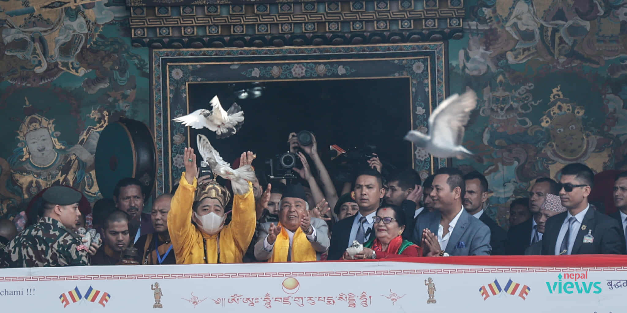 स्वयम्भूनाथको दर्शनमा राष्ट्रपति पौडेल, उडाए परेवा (तस्वीरहरू)