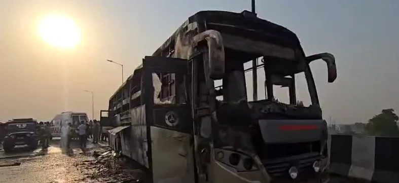 बिहारबाट दिल्ली जाँदै गरेको स्लिपर बसमा आगलागी : पाँच जनाको मृत्यु