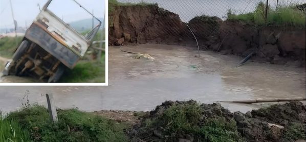 बोरिङ खनिएको खाल्डोमा दबिएर बोलेरो गायब, चालक र सहचालकले भागेर जोगाए ज्यान