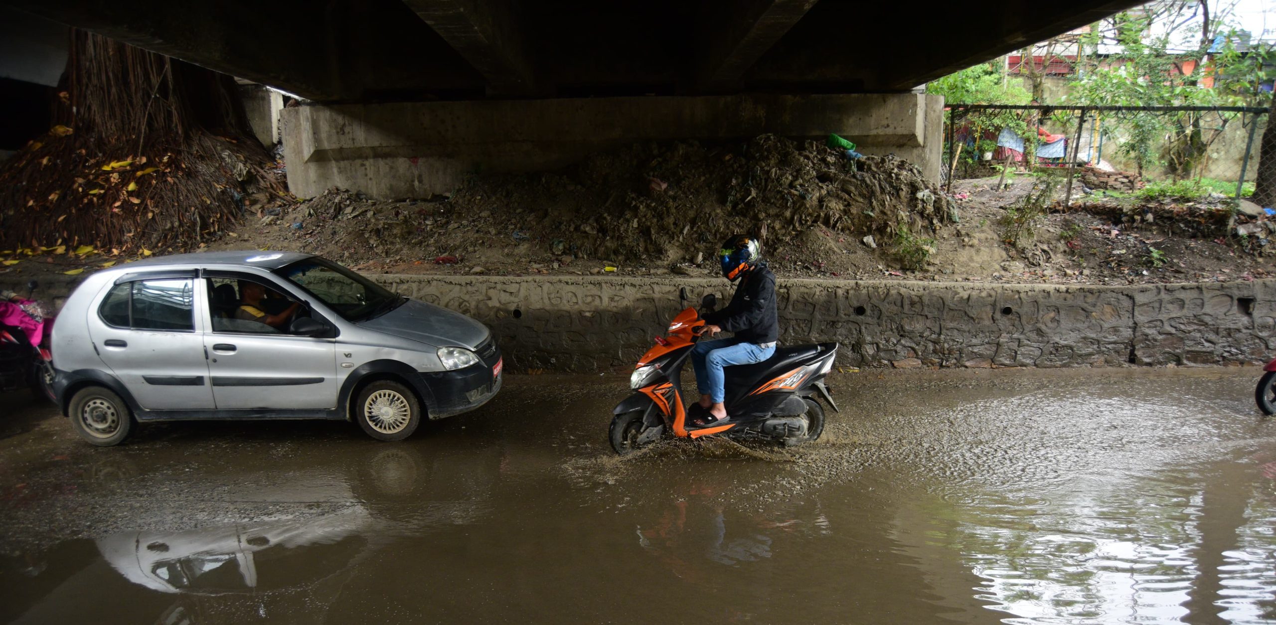 विष्णुमती किनारमा पानी जम्दा यात्रुलाई सास्ती (तस्वीरहरू)