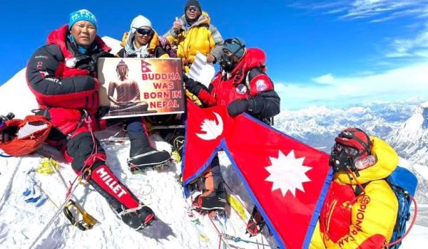 एकै परिवारका ६ जनाले गरे मकालु हिमाल आरोहण