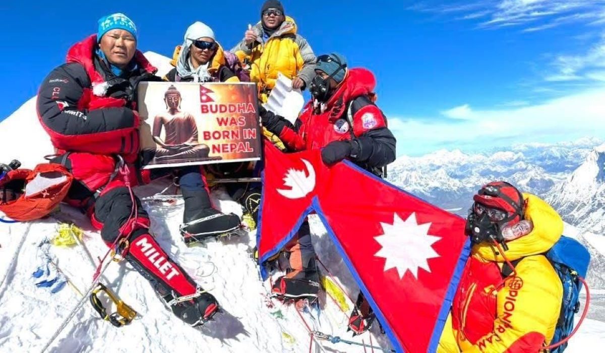 एकै परिवारका ६ जनाले गरे मकालु हिमाल आरोहण