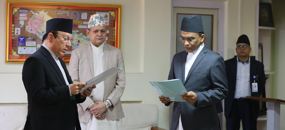 नवनियुक्त गभर्नर पौडेलले लिए शपथ