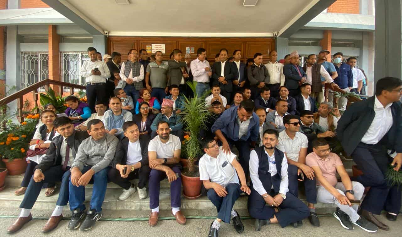 सामान्य प्रशासन मन्त्रालयमा कर्मचारीको धर्ना