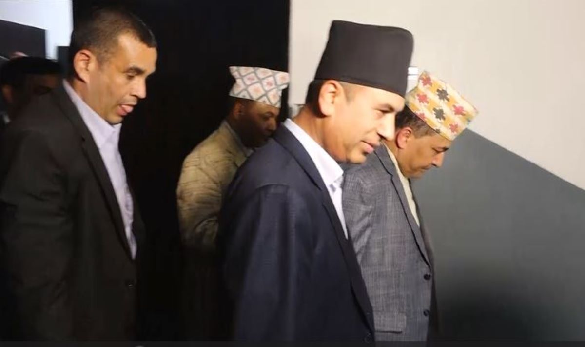 पदीय आचरणको धज्जी उडाउँदै निजामती नेतृत्व