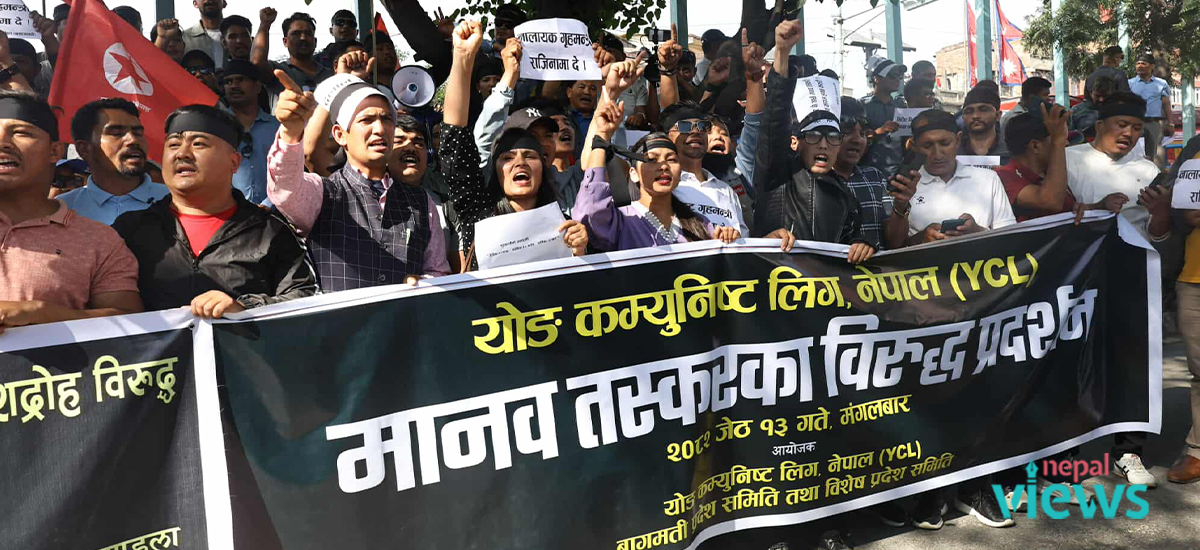 गृहमन्त्रीलाई बर्खास्त गर्न माग गर्दै काठमाडौंमा तीनवटा विद्यार्थी संगठनको प्रदर्शन (तस्वीरहरू)