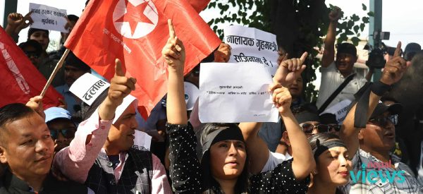 गृहमन्त्रीलाई बर्खास्त गर्न माग गर्दै काठमाडौंमा तीनवटा विद्यार्थी संगठनको प्रदर्शन (तस्वीरहरू)
