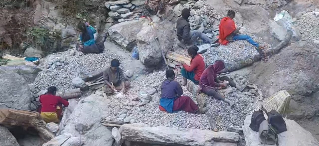 विभेदमा महिला श्रमिक : काम पुरुष सरह, ज्याला कम