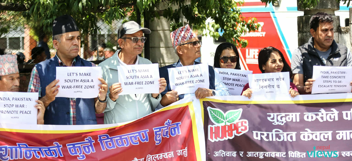 ‘युद्ध रोक’ भन्दै भारतीय दूतावासअगाडि शान्ति समाजको प्रदर्शन (तस्वीरहरू)