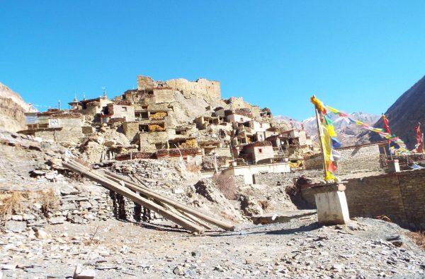 डरै डरमा मनाङका माटाका घर