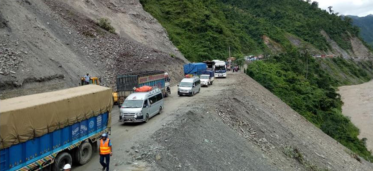नारायणगढ–बुटवल सडकखण्ड अवरुद्ध, सयौँ यात्रु अलपत्र