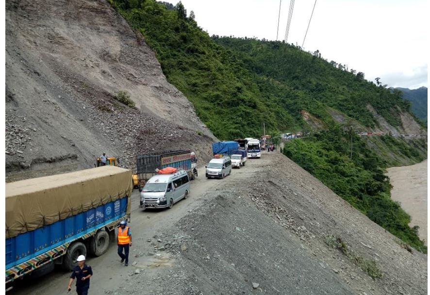 नारायणगढ–बुटवल सडकखण्ड अवरुद्ध, सयौँ यात्रु अलपत्र