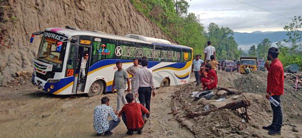 नवलपरासीमा अवरुद्ध पूर्व-पश्चिम राजमार्ग एकतर्फी खुल्यो
