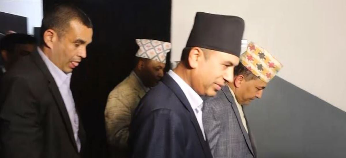 पदीय आचरणको धज्जी उडाउँदै निजामती नेतृत्व