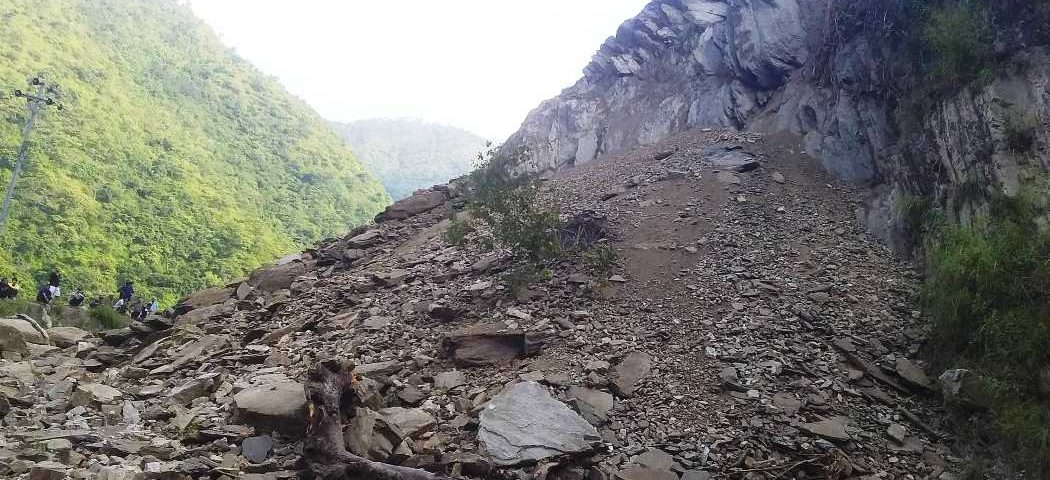 कान्ति लोकपथ शुक्रबार रातिदेखि अवरुद्ध