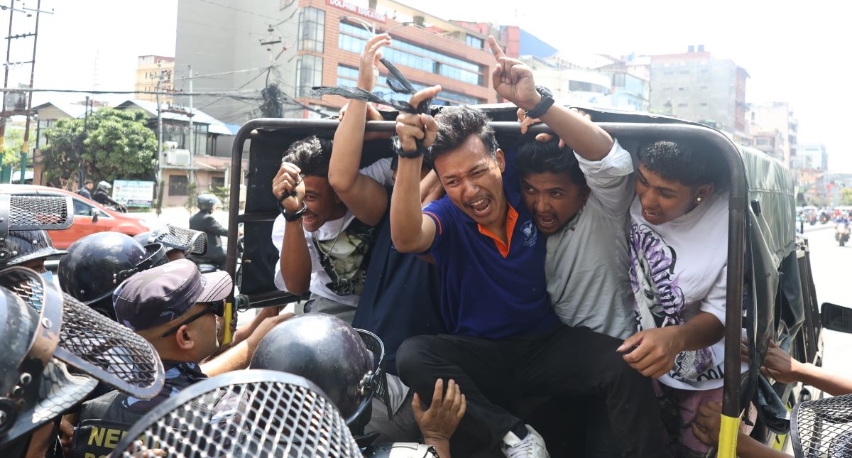 तीनकुने घटनामा गोली लागेकी रेविकाको न्यायका लागि प्रदर्शन, आठ जना पक्राउ (तस्वीरहरू)