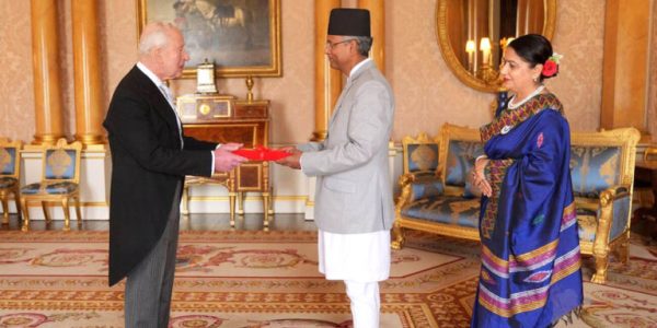 राजदूत घिमिरेद्वारा बेलायतका राजासमक्ष ओहोदाको प्रमाणपत्र पेस