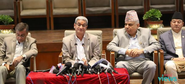 पुराना विकृतिका आडमा आफू उम्किने प्रयत्न