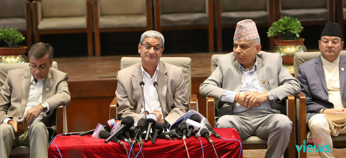 पुराना विकृतिका आडमा आफू उम्किने प्रयत्न