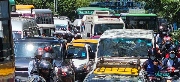 प्रदर्शनले जाममा फस्यो एम्बुलेन्स, हर्न बजाएर सर्वसाधारणको विरोध (तस्वीरहरू)