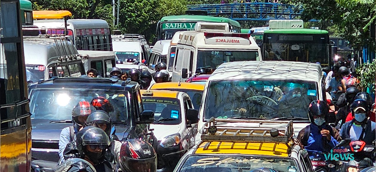 प्रदर्शनले जाममा फस्यो एम्बुलेन्स, हर्न बजाएर सर्वसाधारणको विरोध (तस्वीरहरू)