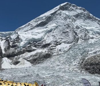 सगरमाथामा तीव्र गतिको हावा, सुरक्षित स्थलतर्फ फर्किँदै आरोही