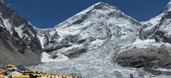 सगरमाथामा तीव्र गतिको हावा, सुरक्षित स्थलतर्फ फर्किँदै आरोही